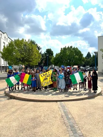 Un défilé joyeux et enfantin aux couleurs de l’Afrique